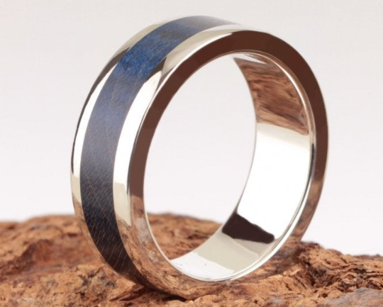 Handgefertigter Silber-Bergahorn-Indigoblau-Ring mit individualisierbarem Diamant 3rd Edition