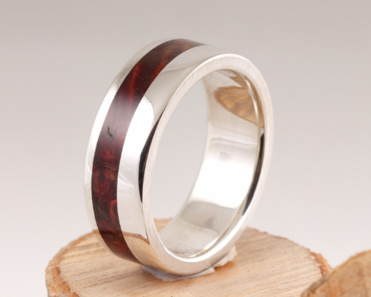 15th Edition Holzring mit Silber & Amboina Maserholz | Ein Stück Wald für Ihre Hand. 15th Edition Silberring mit Amboina Maserholz – Ein Stück Wald für Ihre Hand.