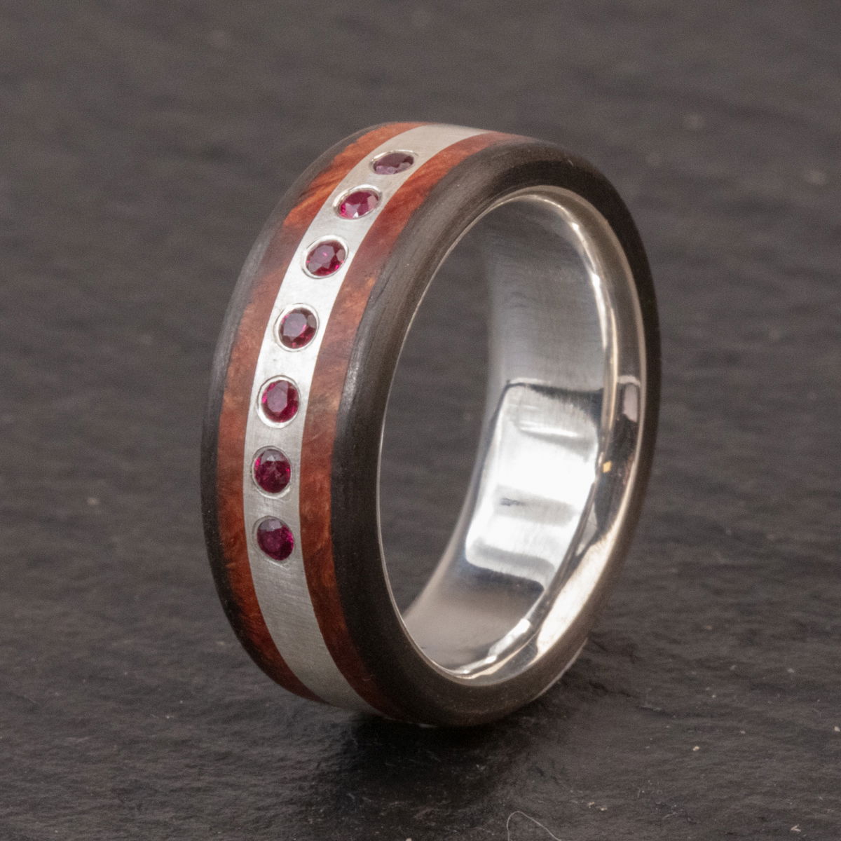 Ring aus Amboinamaserholz, Silber & Carbon mit Rubinen 6th Edition Rubineinfassung Carbon-Silberring