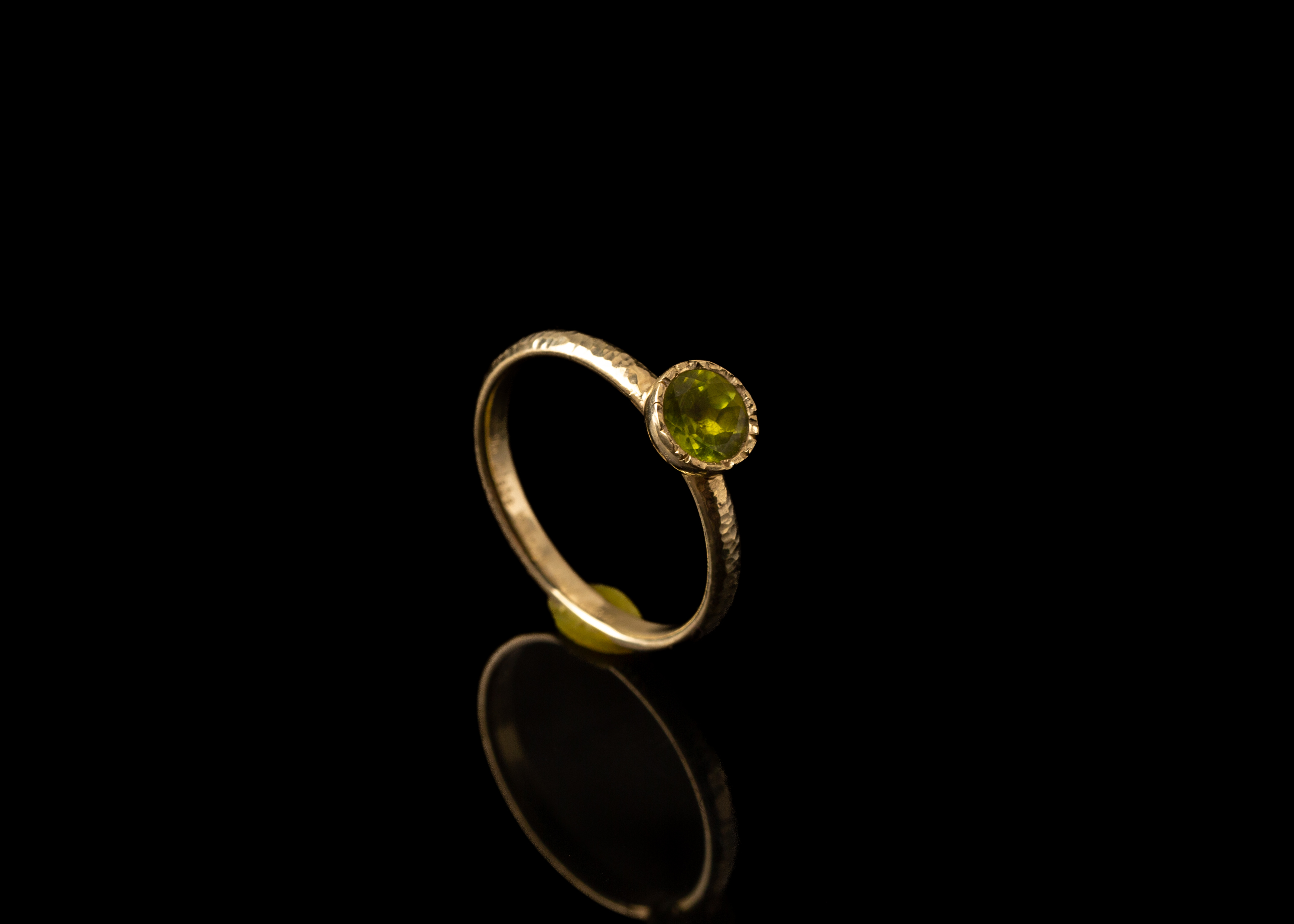 massgefertigter-peridot-ring-gelbgold-gehaemmert-hochzeitskollektion.jpg