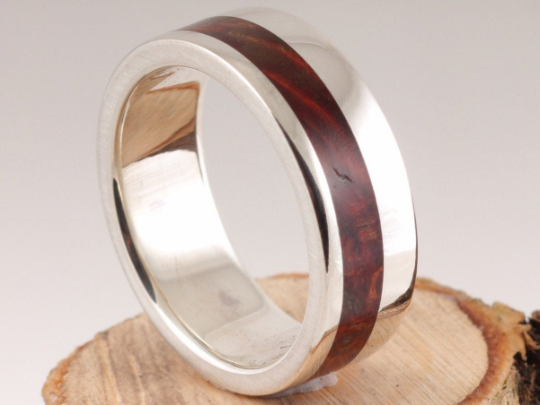15th Edition Holzring mit Silber & Amboina Maserholz | Ein Stück Wald für Ihre Hand. 15th Edition Silberring mit Amboina Maserholz – Ein Stück Wald für Ihre Hand.