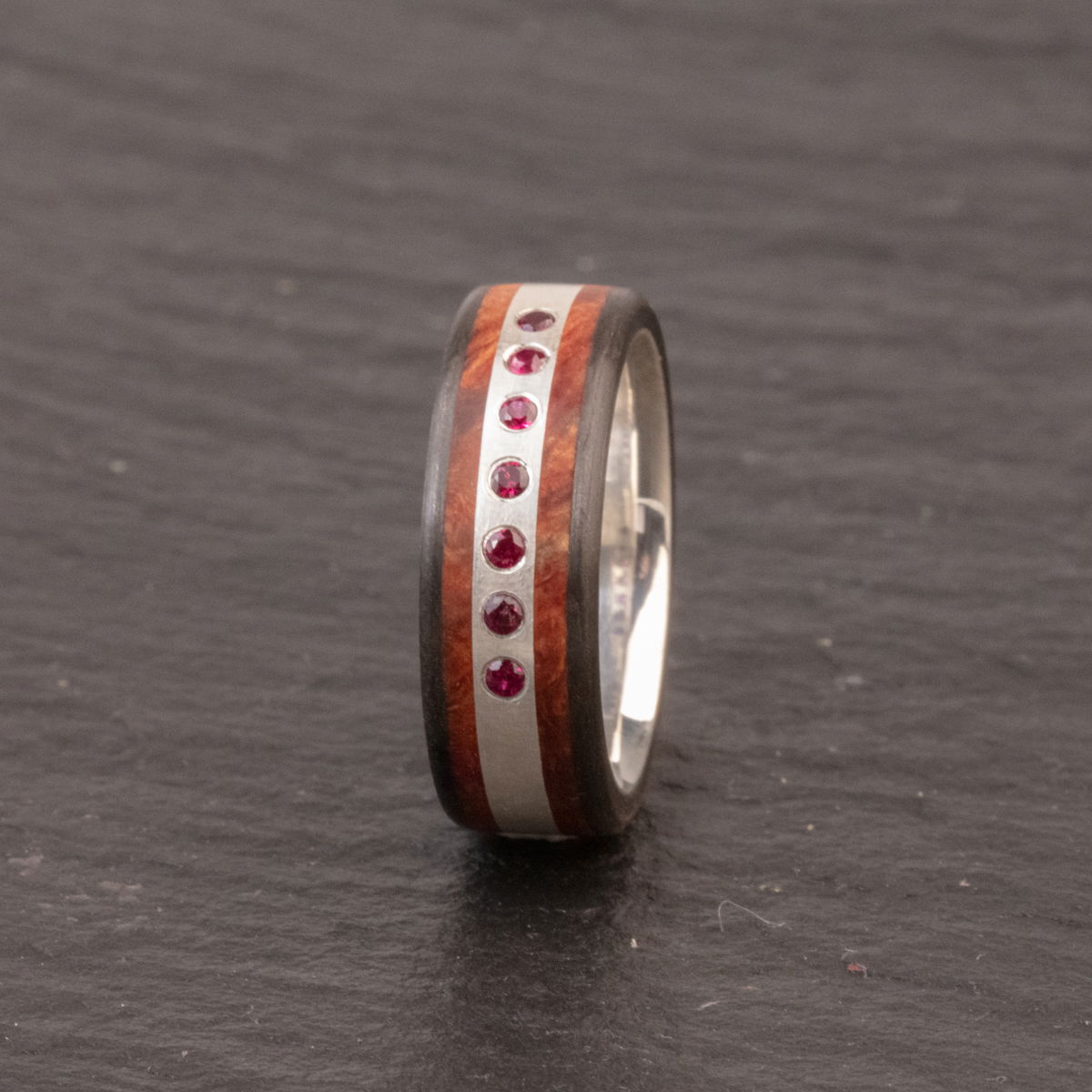 Ring aus Amboinamaserholz, Silber & Carbon mit Rubinen 6th Edition Rubineinfassung Carbon-Silberring