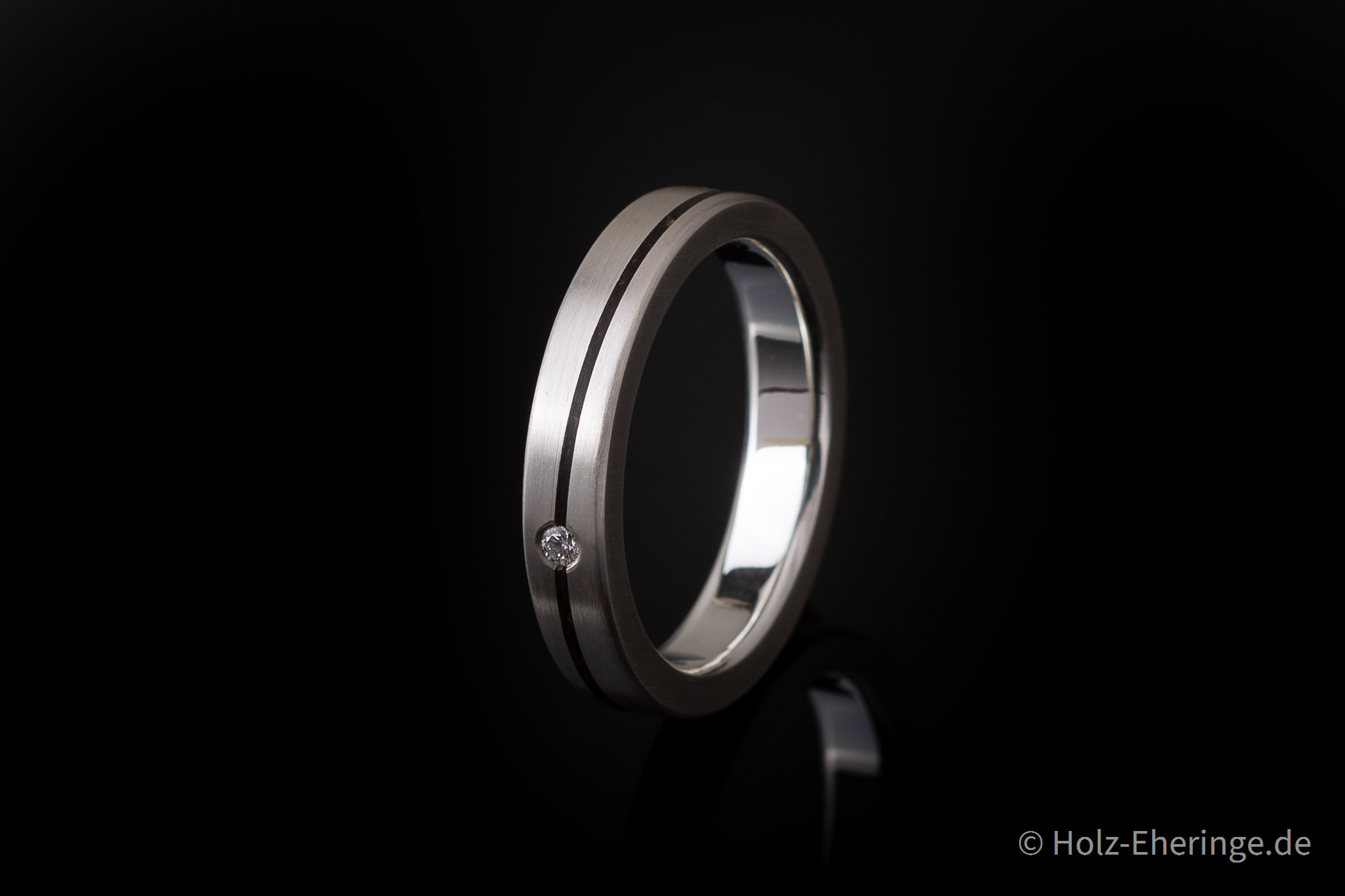 17th Edition Holzring mit Silber & Stein | Duft von frischem Holz 17th Edition Silberring mit Stein & freier Holzwahl – Exklusiver Designring mit schrägem Holzeinsatz