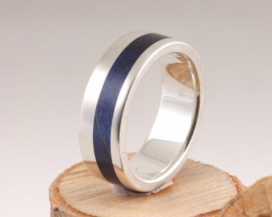 15th Edition Holzring mit Silber & Bergahorn Indigoblau | Die Geschichte des Holzes 15th Edition Silberring mit Bergahorn Indigoblau – Die Geschichte des Holzes