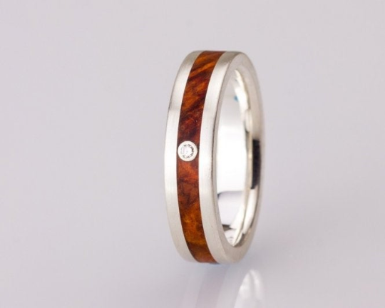 Exklusiver handgefertigter Silber-Amboina-Maserholzring individualisierbarer Diamant 3rd Edition Handgefertigter Silber-Amboina-Maserholzring mit individualisierbarem Diamant