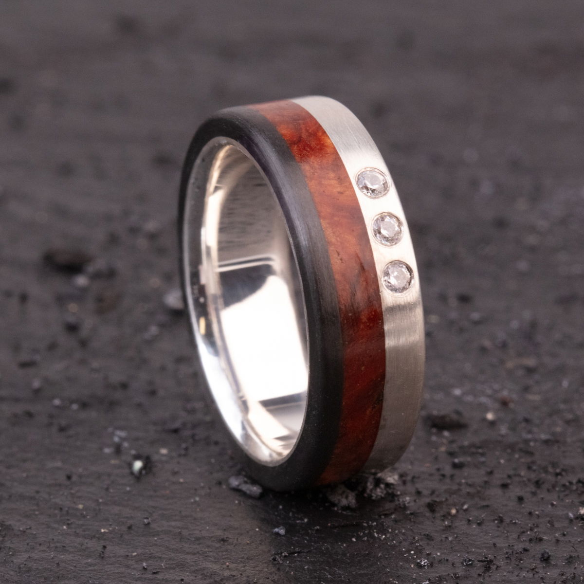 Ring Amboinamaser & Silber mit 3 Steinen | Handgefertigt 7th Edition Amboinamaser Carbon-Silberring