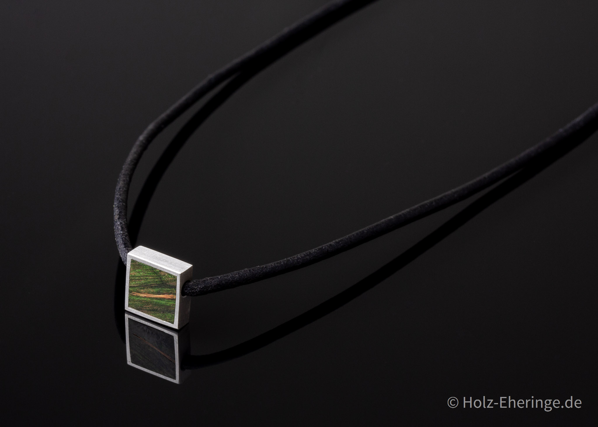 Holzanhänger - Schlicht und kraftvoll | Hochwertiger Schmuck Holzanhänger - Schlicht und kraftvoll