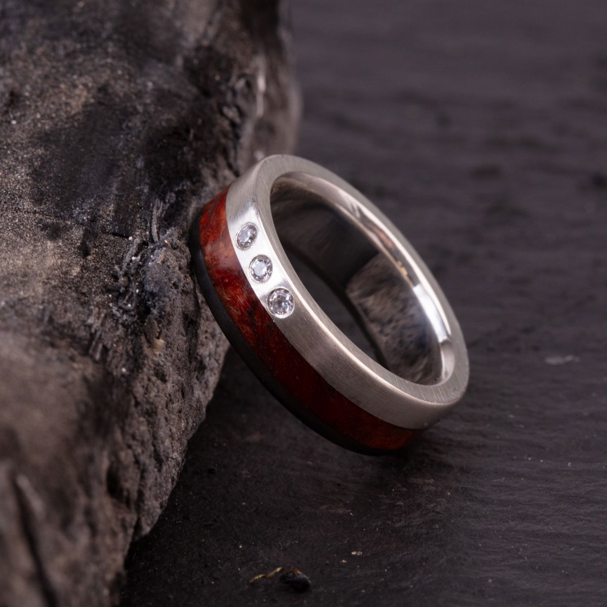 Ring Amboinamaser & Silber mit 3 Steinen | Handgefertigt 7th Edition Amboinamaser Carbon-Silberring
