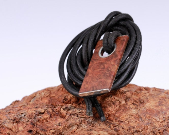 Dog Tag aus Amboina Maser Holz Dog Tag aus Amboina Maser Holz