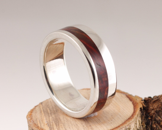 15th Edition Holzring mit Silber & Amboina Maserholz | Ein Stück Wald für Ihre Hand. 15th Edition Silberring mit Amboina Maserholz – Ein Stück Wald für Ihre Hand.