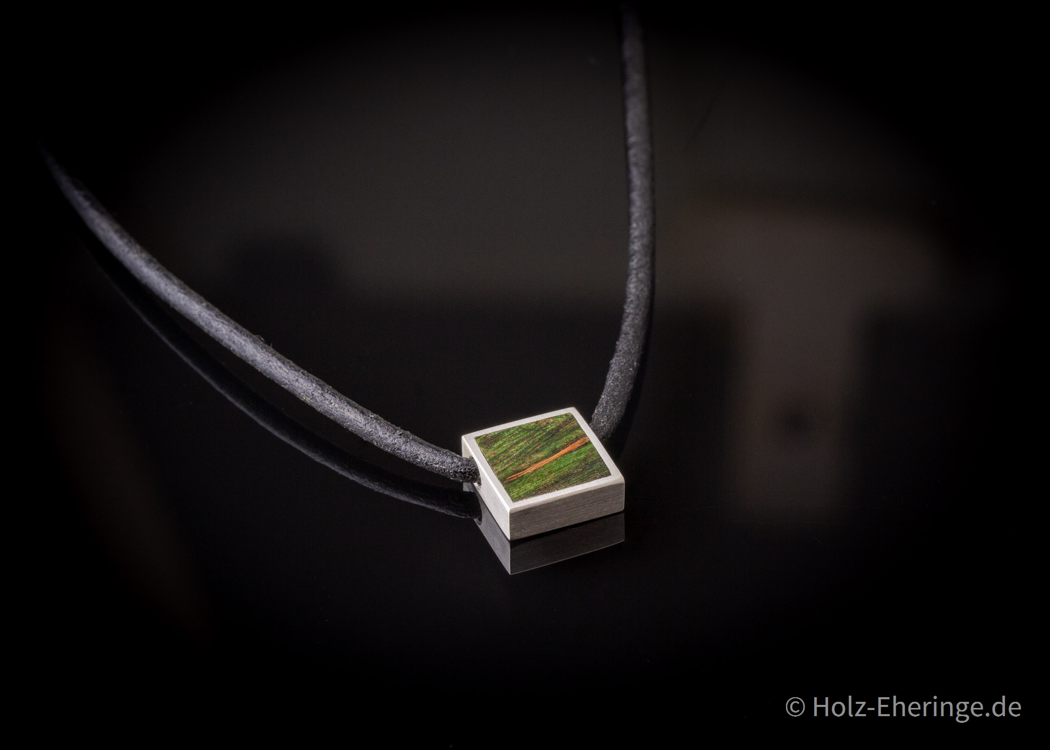 Holzanhänger - Schlicht und kraftvoll | Hochwertiger Schmuck Holzanhänger - Schlicht und kraftvoll