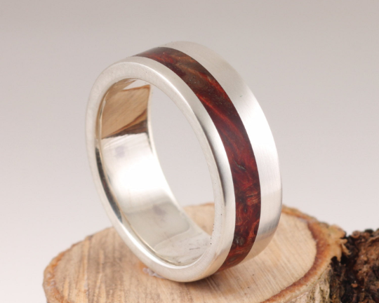 15th Edition Holzring mit Silber & Amboina Maserholz | Ein Stück Wald für Ihre Hand. 15th Edition Silberring mit Amboina Maserholz – Ein Stück Wald für Ihre Hand.