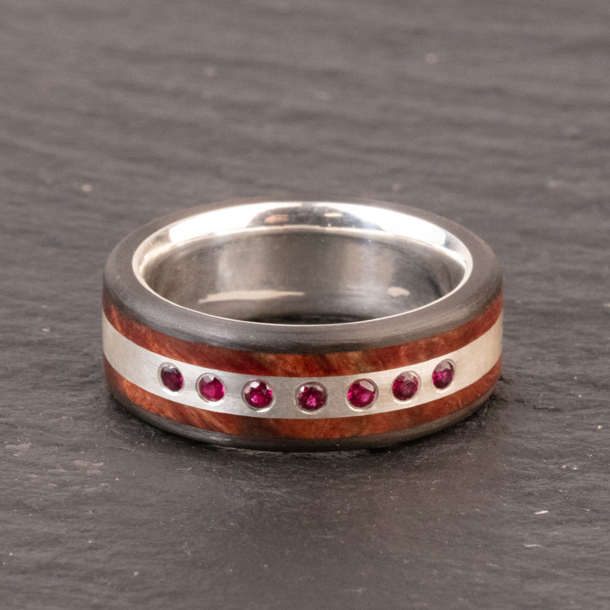 Ring aus Amboinamaserholz, Silber & Carbon mit Rubinen 6th Edition Rubineinfassung Carbon-Silberring