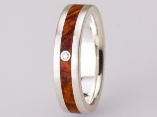 Exklusiver handgefertigter Silber-Amboina-Maserholzring individualisierbarer Diamant 3rd Edition Handgefertigter Silber-Amboina-Maserholzring mit individualisierbarem Diamant
