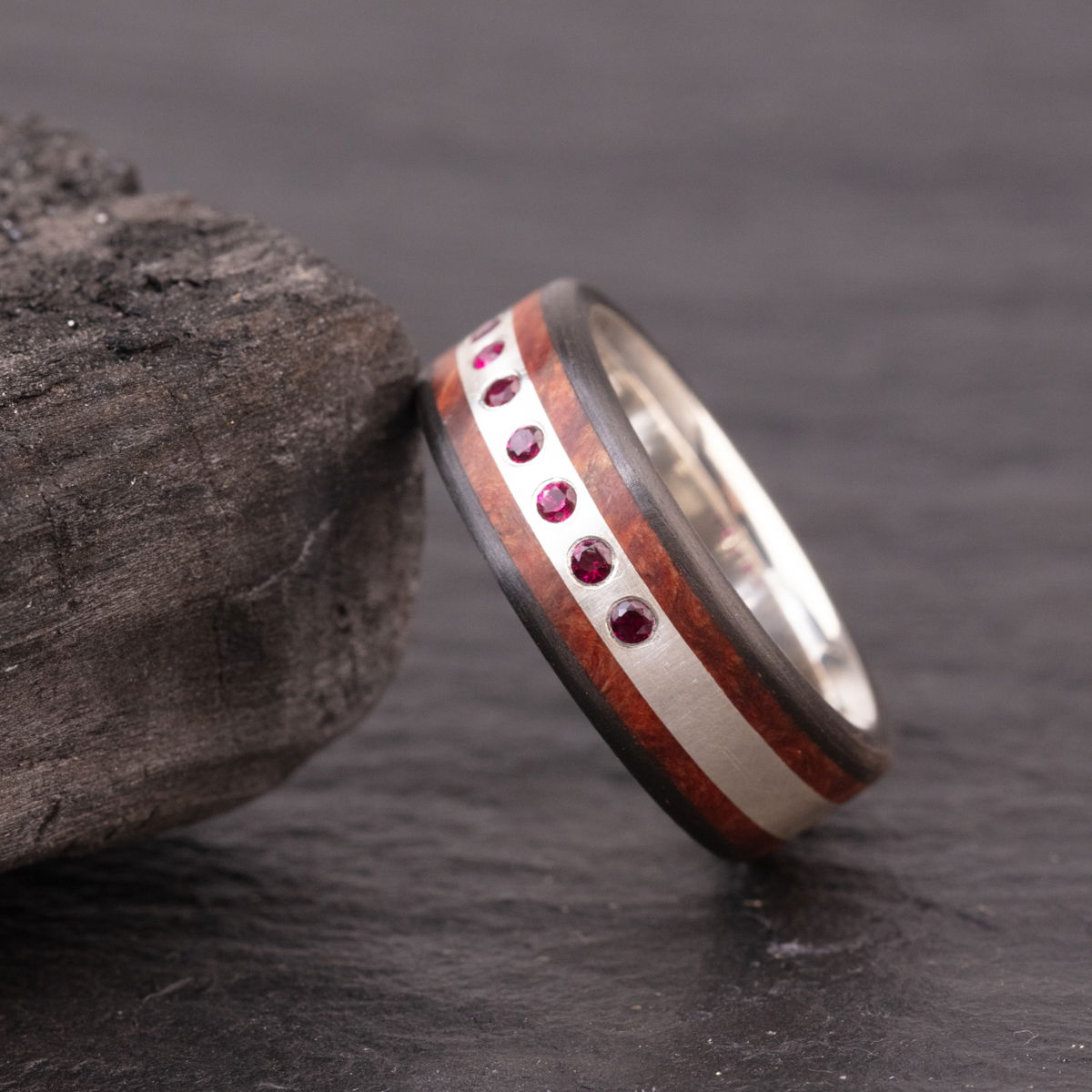 Ring aus Amboinamaserholz, Silber & Carbon mit Rubinen 6th Edition Rubineinfassung Carbon-Silberring