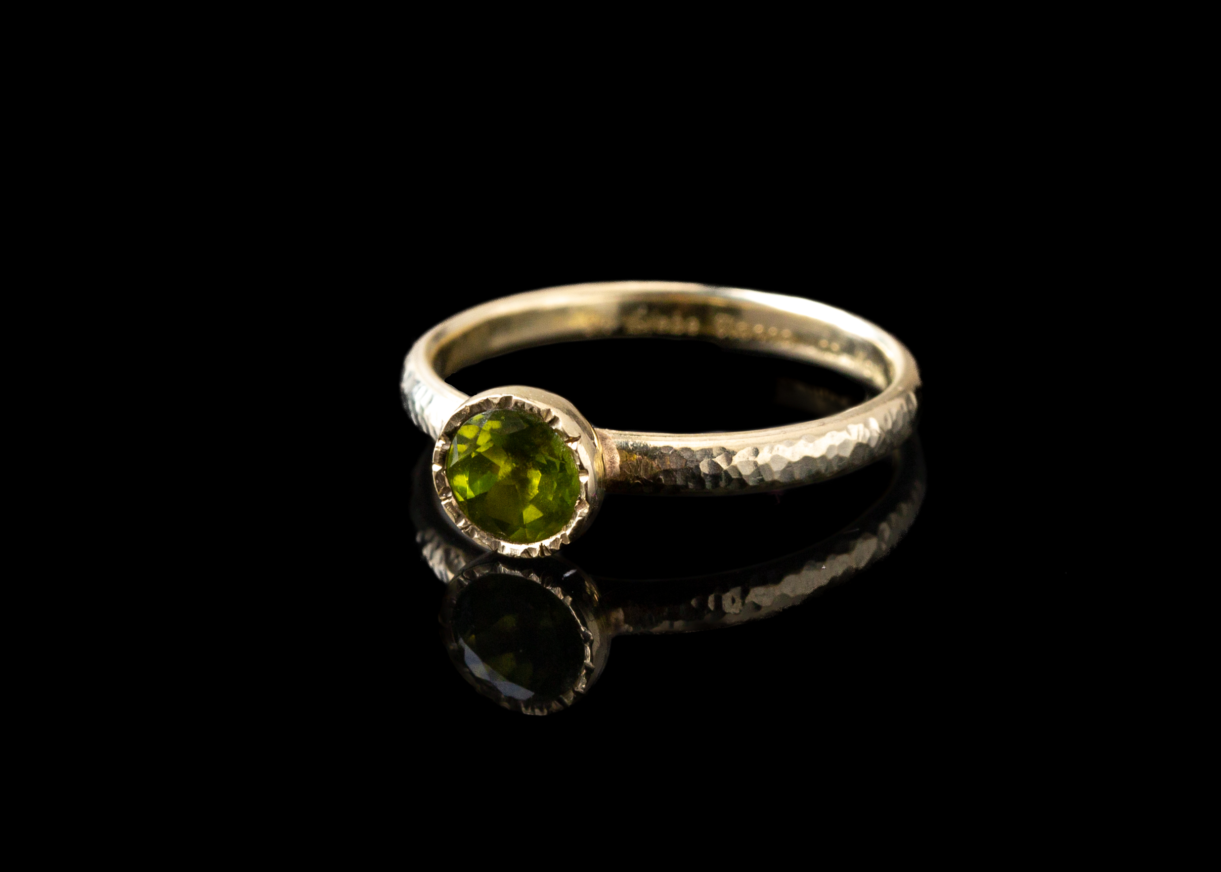 exklusiver-verlobungsring-585-gelbgold-gehaemmert-peridot.jpg