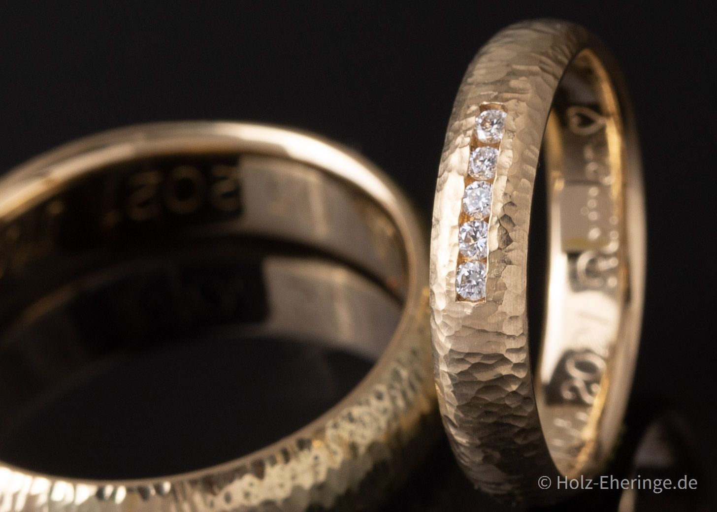 Gehämmerte Eheringe aus 750er Gelbgold