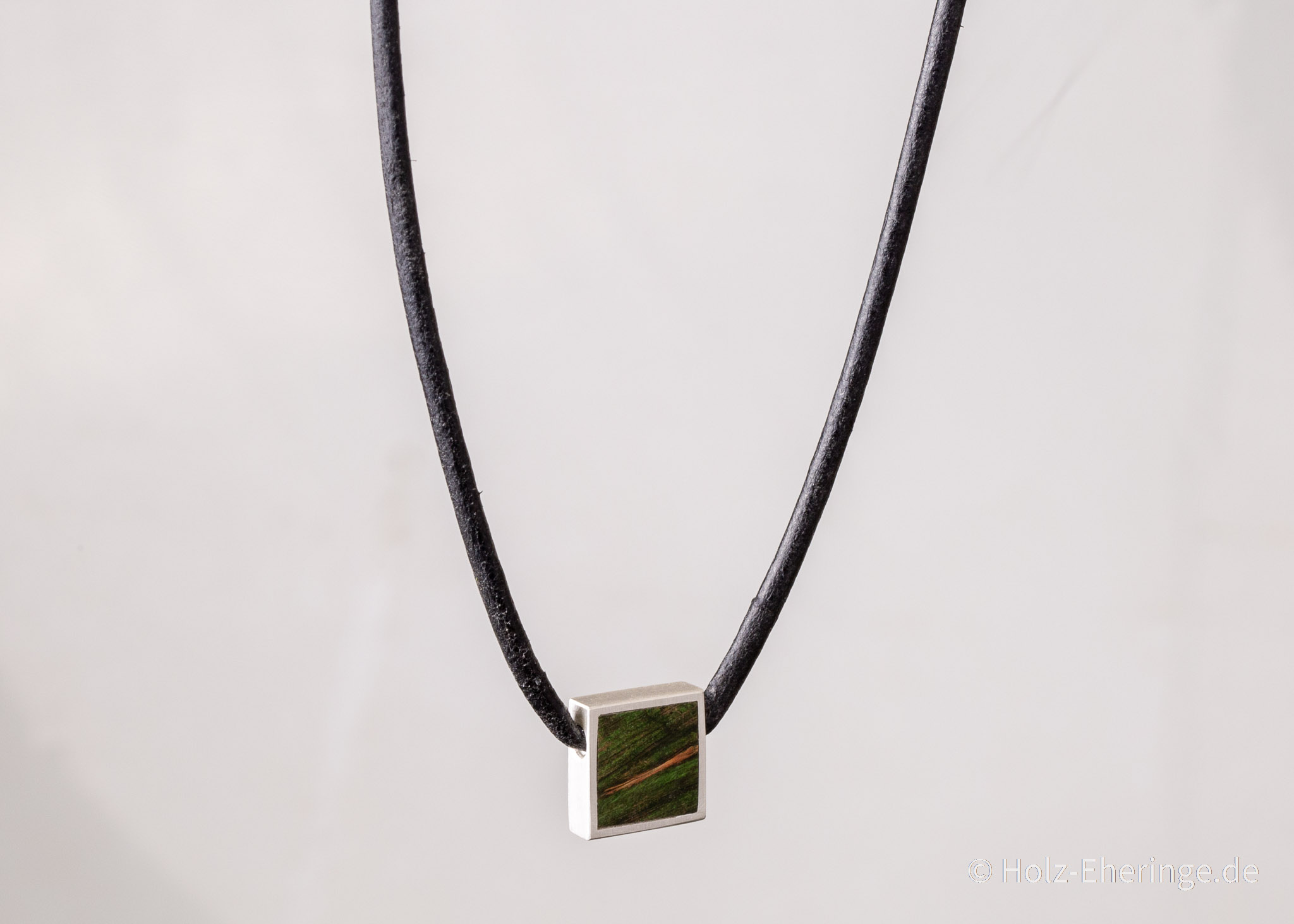 Holzanhänger - Schlicht und kraftvoll | Hochwertiger Schmuck Holzanhänger - Schlicht und kraftvoll