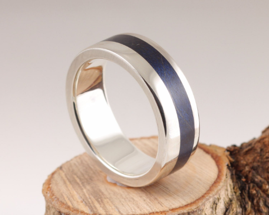 15th Edition Holzring mit Silber & Bergahorn Indigoblau | Die Geschichte des Holzes 15th Edition Silberring mit Bergahorn Indigoblau – Die Geschichte des Holzes
