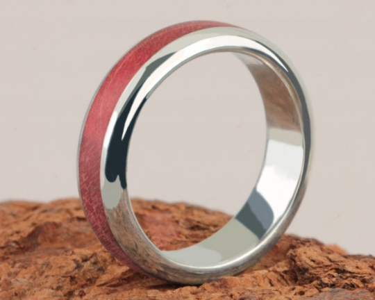 3rd Edition Slimline Ring Bergahorn geriegelt rot – Eleganter Holzring mit Silberakzenten