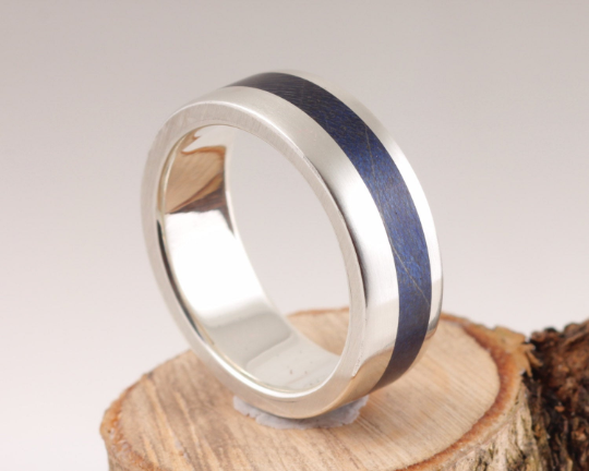 15th Edition Holzring mit Silber & Bergahorn Indigoblau | Die Geschichte des Holzes 15th Edition Silberring mit Bergahorn Indigoblau – Die Geschichte des Holzes