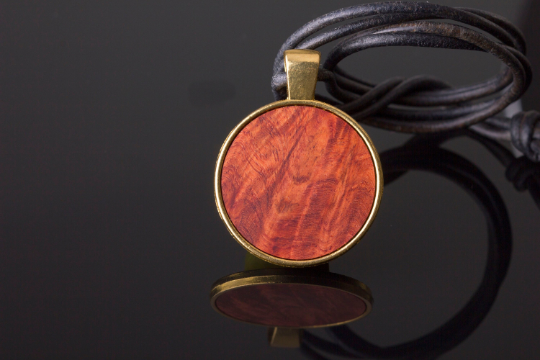 Anhänger mit Holz Anhänger mit Edelholz Goldfarben