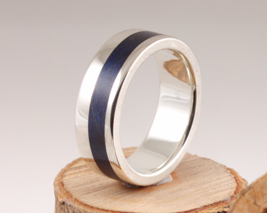 15th Edition Holzring mit Silber & Bergahorn Indigoblau | Die Geschichte des Holzes 15th Edition Silberring mit Bergahorn Indigoblau – Die Geschichte des Holzes