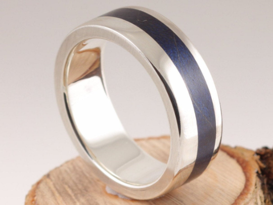 15th Edition Holzring mit Silber & Bergahorn Indigoblau | Die Geschichte des Holzes 15th Edition Silberring mit Bergahorn Indigoblau – Die Geschichte des Holzes