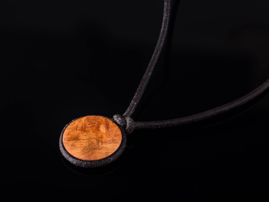 Minimal two Anhänger mit Amboina Maser Holz und Lederschnur Minimal two Anhänger mit Amboina Maser Holz und Lederschnur