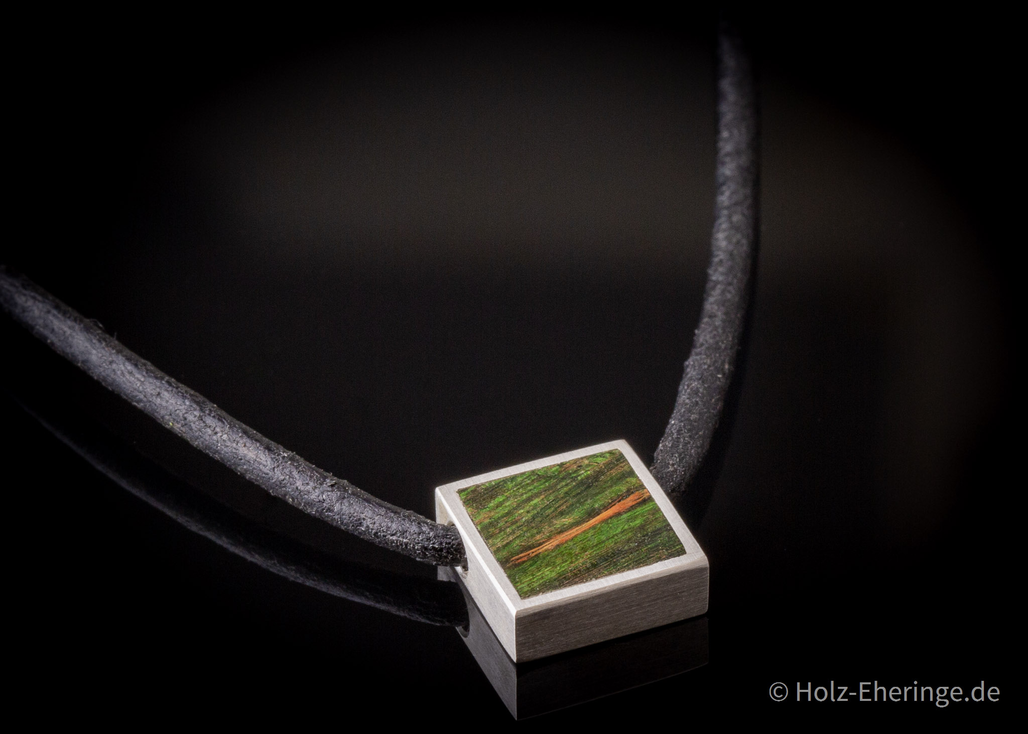Holzanhänger - Schlicht und kraftvoll | Hochwertiger Schmuck Holzanhänger - Schlicht und kraftvoll